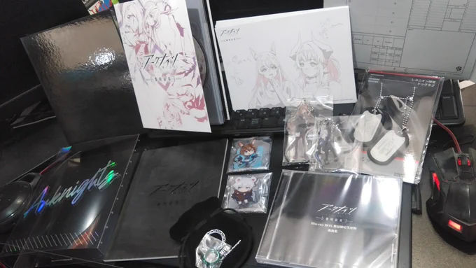 実はスト魔女を追いきれなくなってしまった以降、ここまでしっかりお金落としたりグッズとかイラスト集あつめてるコンテンツ、アークナイツだけなんだよな初回限定ブルーレイボックス勢いで買っちゃったけど、久しぶりにバカ嬉しくなって写真撮っちゃったりしてる 