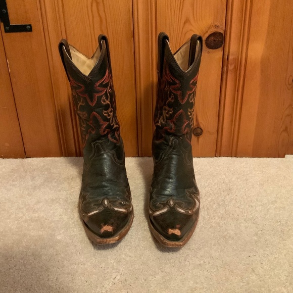 SynShadow6661's tweet photo. So good I had to share! Check out all the items I'm loving on @Poshmarkapp #poshmark #fashion #style #shopmycloset #boutique #corral #yoki: https://t.co/Q3CRavUVSE https://t.co/7OhHa9i7Vh