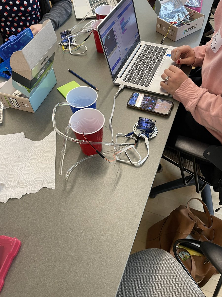 MandyCleland1's tweet image. A morning spent with another group of passionate and creative @tvdsb TL’s is an inspirational way to start your day! #climateactionkits #coding #physicalcomputing @microbit_edu @TVDSB_STEM @dtangred @AMcQuinnLTC @AskeyScott @kevin_auckland