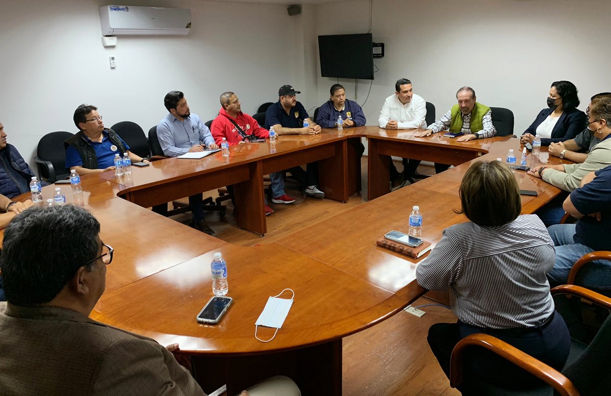 Sostiene Secretario general de gobierno <a href="/HectorVelaV/">Héctor E. Vela V.</a> reunión con líderes sindicales del sector salud 🙋🏻‍♂️🩺

La relación interinstitucional es clave para el <a href="/gobdgo/">GobDgo</a> de <a href="/EVillegasV/">Esteban Villegas V.</a> 

#ElValorDeNuestraGente