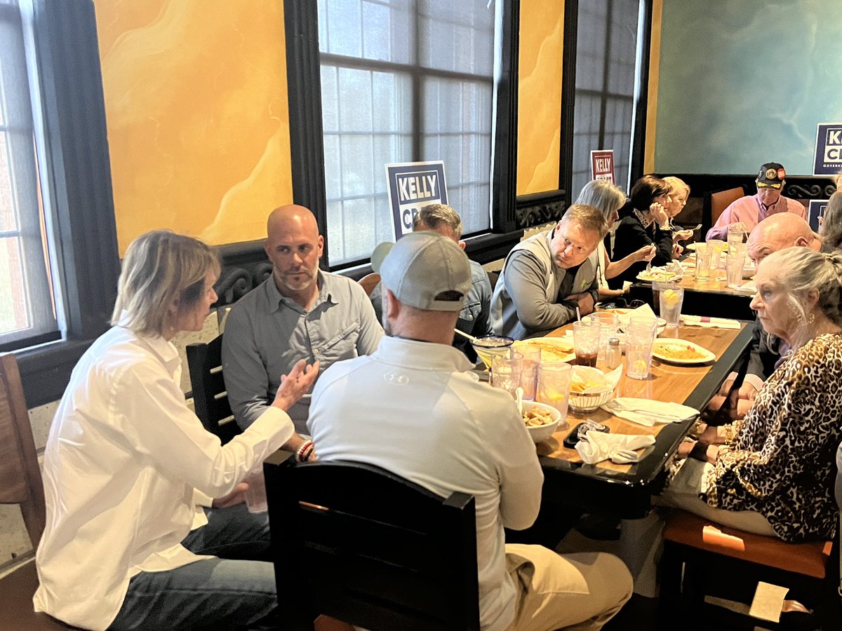 KellyCraftKY's tweet photo. Today I made a stop at El Mazatlan in Bowling Green on my #kitchentabletour. I enjoyed sharing my vision for a better Kentucky. https://t.co/UtDvUPeQMj