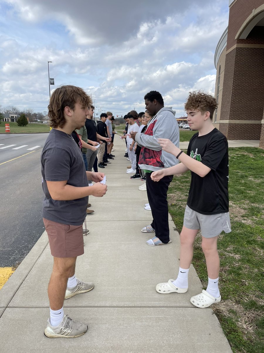 FrasierKim's tweet photo. Taking Quiz Quiz Trade outside https://t.co/XqOXQnT7Nq