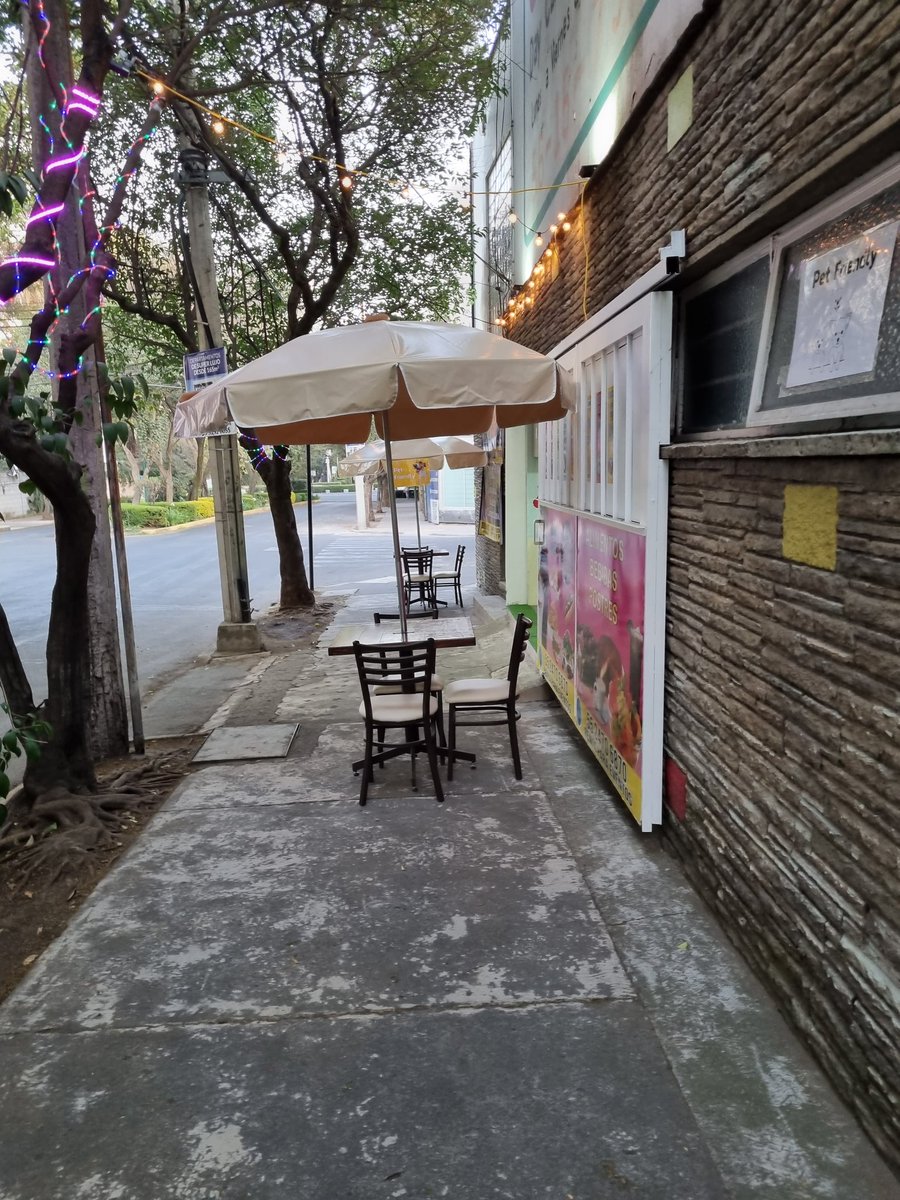 SBadui's tweet photo. En Capuchinas 94, San José Insurgentes hay una nueva cafetería que se apropió de la banqueta. A veces hay una cuarta silla y no se puede pasar. ¿Nos ayudan a quitarlas? @BJAlcaldia @PAOTmx https://t.co/fbEBu6RFDh