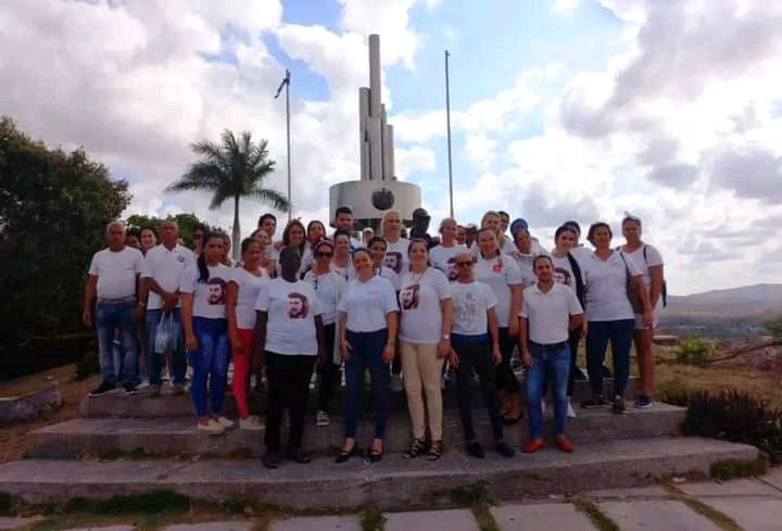 #CMHWnoticias Justo en la Loma del Capiro, punto clave d la Batalla d Santa Clara, decisivo para la victoria del Ejército Rebelde, tomaron posesión d su cargo como jueces profesionales recién electos 13 miembros del Tribunal Popular d #VillaClara
✍️ Mailé Hdez Grave de Peralta