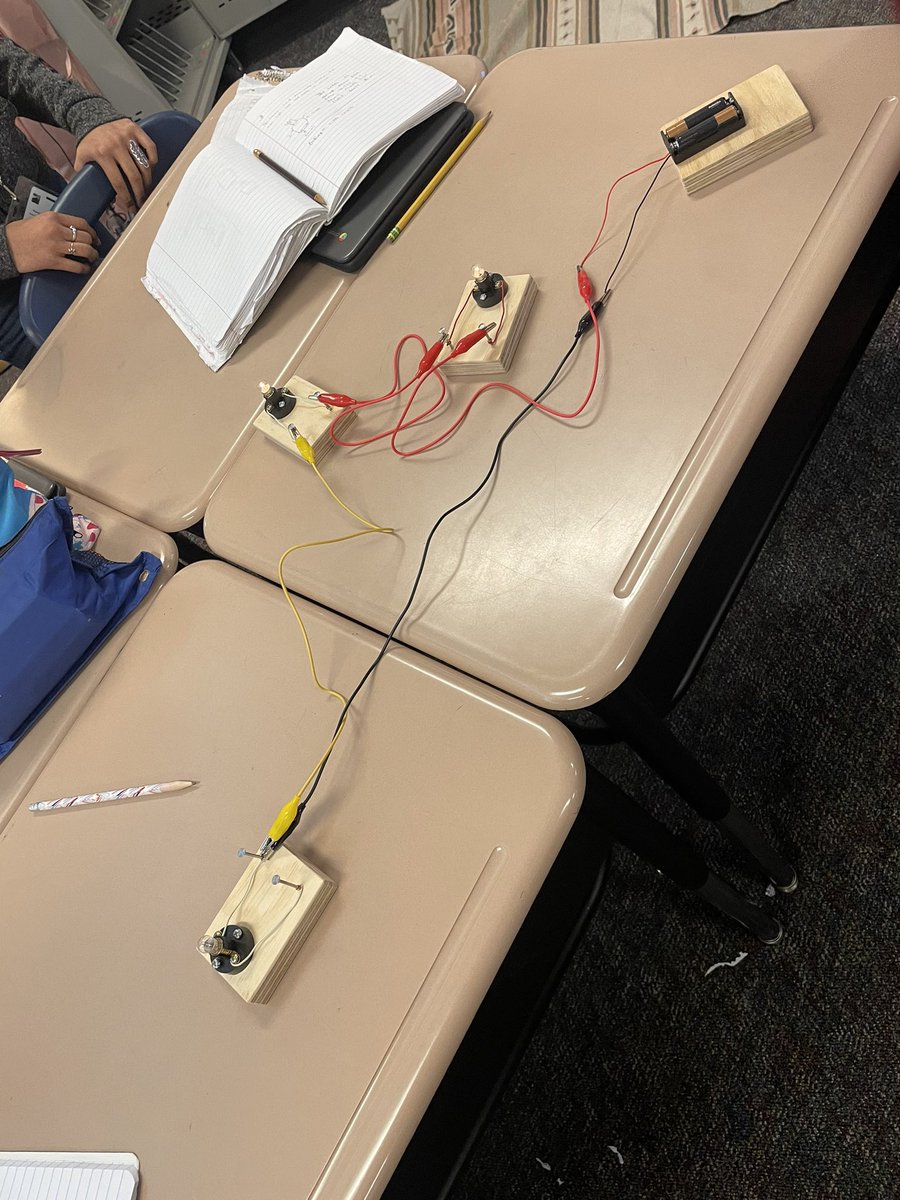 cmeza_4's tweet image. Inquiry-based learning at its finest while exploring series circuits! My 5th graders @WestwoodSBISD making their “C”laim, showing  “E”vidence and developing their “R”easoning! #exploration #inquirybased #my5thgradersrock #sciencerocks #ScienceCER