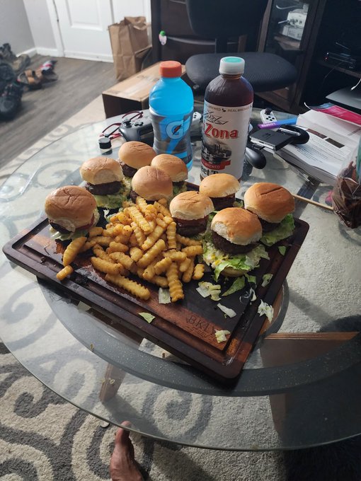 Made burger https://t.co/OOFsKa5iQq