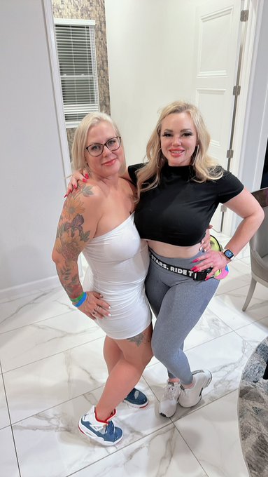 MILF TW Pornstars - Vix_Cin. Pictures and videos from Twitter.