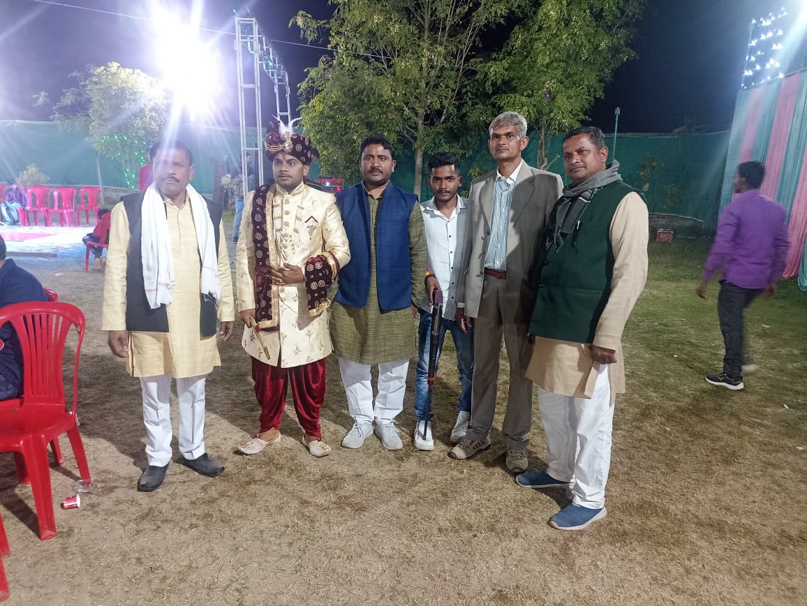 Jitendrajeetul1's tweet photo. आज #gormi mehgaov (3)#pur(2) ater, #gwalior(4), विभिन्न शादी समारोह में सम्मिलित हुआ।
वर- वधु को मंगलमय जीवन हेतु आशीर्वाद दिया और
शादी में बरिष्ठ जनों से मिलकर ओबीसी मुद्दों और जातिगत जनगणना को लेके चर्चा हुयी
#obcmahasabha
@BhindCollector @dmgwalior @umasribharti https://t.co/21xeCI2BaV