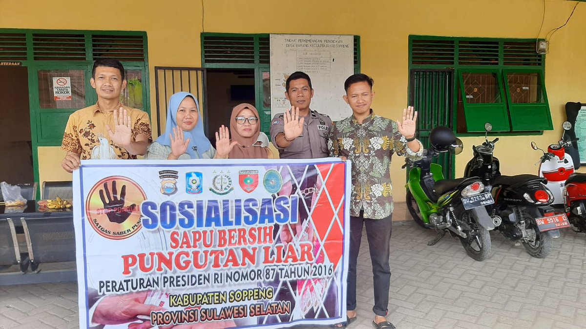 Saberpungli_'s tweet image. Anggota Sat Binmas Polres Soppeng melaksanakan sosialisasi di kantor Kelurahan/Desa terkait Perpres No.87 tahun 2016 tentang Satgas Saber Pungli. 
Id : 201640