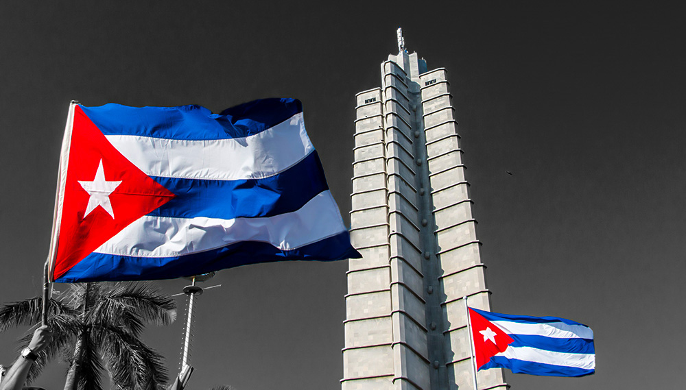 Por esa bandera, mi patria ha tenido muchos hombres y mujeres que han entregado su vida o su existencia misma sin vacilar, al frente de una noble causa y hoy la defenderían nuevamente sin titubear.
