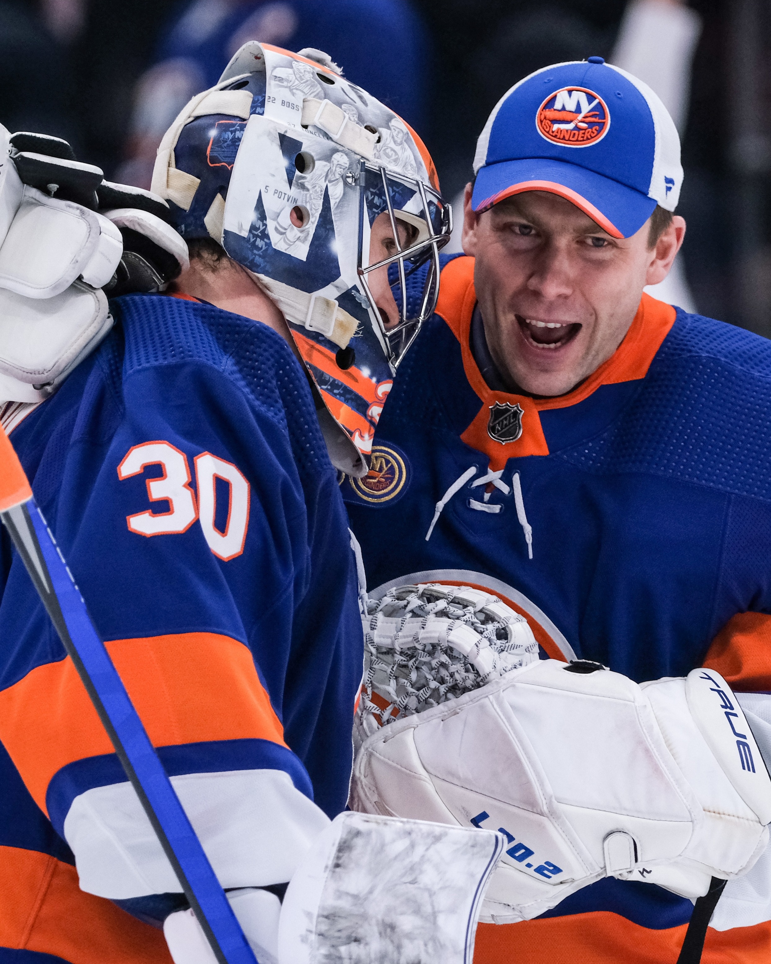 Jets at Islanders / Twitter