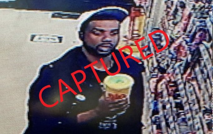 USMS_PSWRFTF's tweet image. The #PSWRFTF assisted @oaklandpoliceca in locating and apprehending Derrick White, 35, wanted in connection with the February 13th sex assault. We do all we can to ensure the community's safety and assist our LE partners. #nowheretohide #fugitive #captured #teamwork #USMS