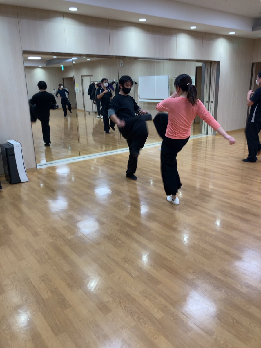 ShaolinXuesheng's tweet photo. 久々投稿の荻窪練功会です。昨日の練功テーマは放鬆。前半は武術体操や身法を通じて、ただ闇雲に力を抜くのではなく、しっかり乗るポイントなども教授頂きました。後半はミットを蹴って実践、教授頂いた要訣を実感したところで時間切れ。来週は、この感覚を套路にも活かして練功できればと思います。 https://t.co/W0t5DNFPKD