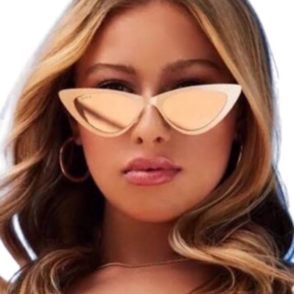 whattowear44's tweet photo. So good I had to share! Check out all the items I'm loving on @Poshmarkapp #poshmark #fashion #style #shopmycloset #diffeyewear #lineinthesand #freepeople: https://t.co/PykDVd6UWu https://t.co/0vMWRX0WW7
