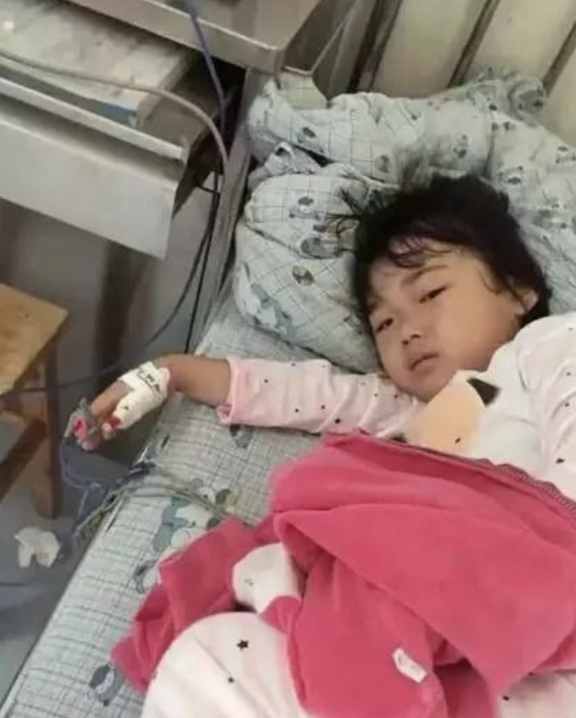 Zxc065840's tweet photo. I came to Twitter to ask for help, but no one would talk to me, I really hope there are good people in the world, my daughter needs an operation, it's too expensive, I can't make this much money in ten years, if someone help me, I would do anything for him🙏🏻 https://t.co/PzVQN7tQGC