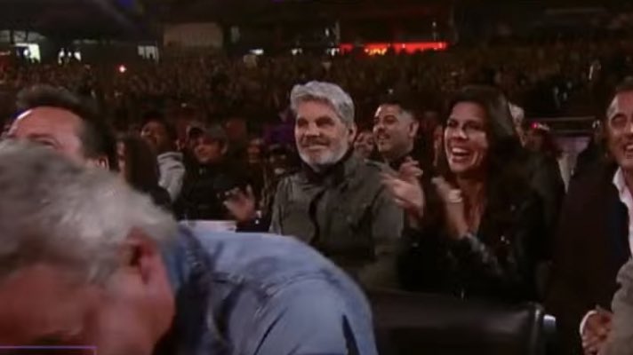 yerkoalexandro's tweet photo. Rodrigo Villegas consigue sacarle una sonrisa a Guarello.

*Gaviota de Iridio.

#Viña2023 https://t.co/OlK1crqXtB