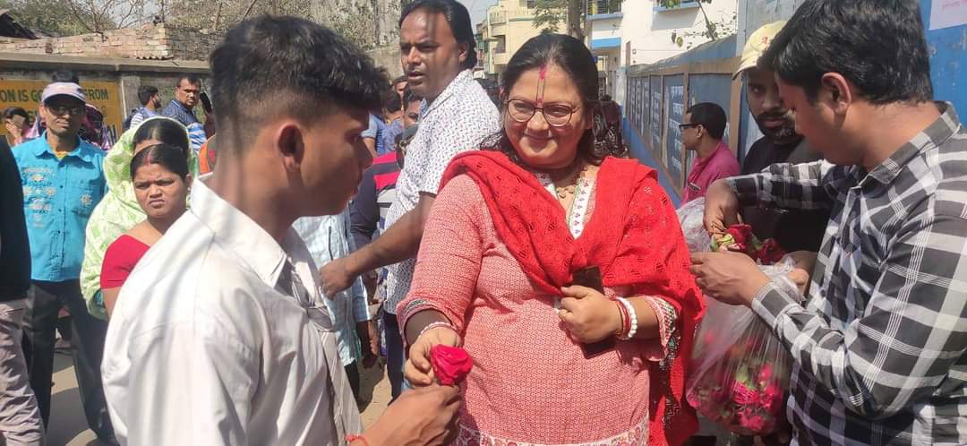 ParialRuma's tweet photo. দুর্গাপুর পৌরসভার ৩০ নং ওয়ার্ড তৃণমূল কংগ্রেসের পরিবারের উদ্যোগে তারকনাথ হাইস্কুলের আগত মাধ্যমিক পরীক্ষার্থীদের পেন, জলের বোতল,গোলাপ ফুল তুলে দেওয়া হলো তাদের সাফল্য কামনা করি।। @MamataOfficial  @abhishekaitc #DidirSurakshaKawach https://t.co/SjYR8KcoTh