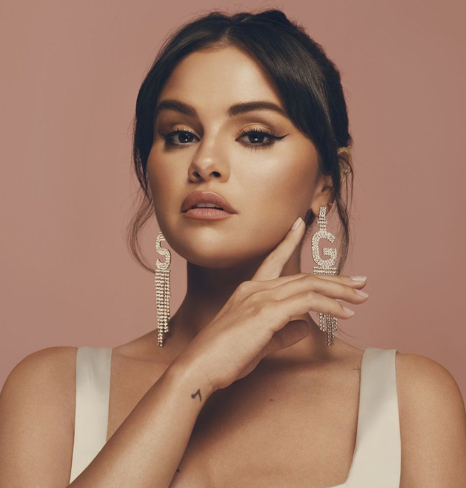 GossipRoomOff's tweet photo. Selena Gomez devient la femme la plus suivie d'Instagram devant Kylie Jenner avec plus de 380 millions de followers. 📱 (via Independent) https://t.co/7MIS3fpPrh