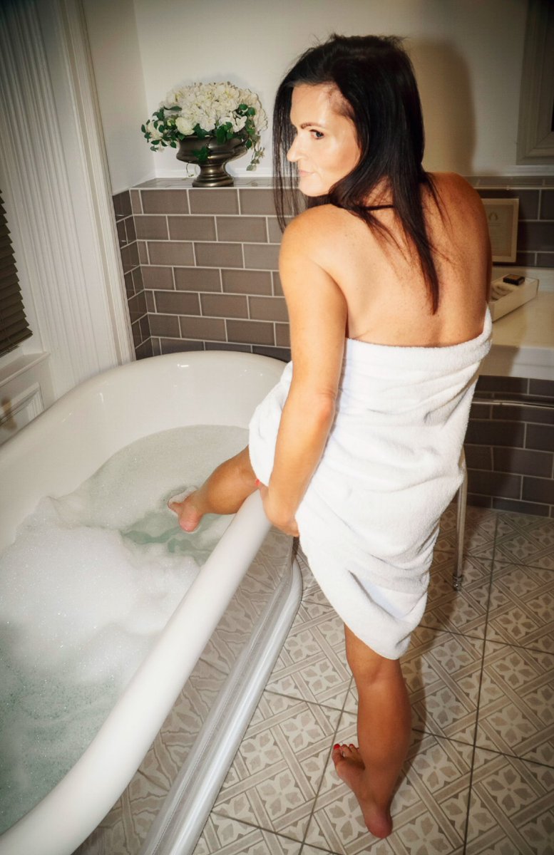emmaillion's tweet photo. Bathtime bliss ! 💙💦fantastic photo shoot with @mrmdotk photography ! Had so much fun taking these! Thanks for a wonderful collaboration &amp; so many beautiful pics 🖤Click on my link in my bio for more 🔝… 
Can’t decide on my favourite 1,2,3 ??.
.
.
.
.
.
.
.
#modelife https://t.co/ooUs4yypd3