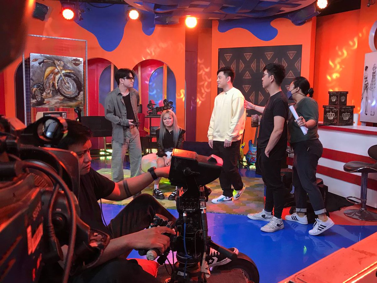 JeremyG and Gello with Janine Berdin for today's live. Watch Pak na pak palong follow on pie channel 4:30pm to 6:30pm🎬🎥
Senior Creative Director: <a href="/direkjosemari/">Jose Mari Reyes</a> 
#paknapakpalongfollow #PIEChannel #jerevi #janineberdin