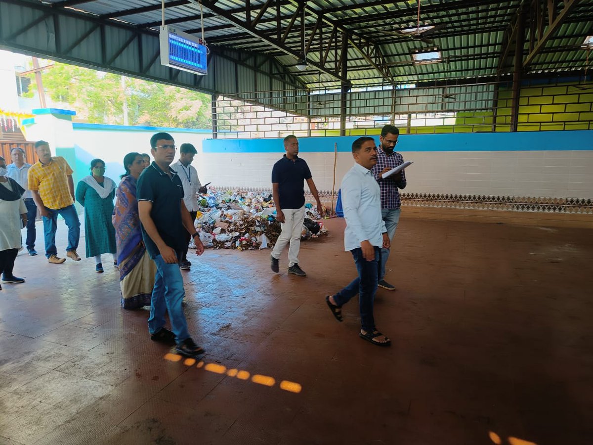 bmcbbsr's tweet image. BMC Commissioner along with Addl. Comm-III &amp;amp; Team BMC today visited Wealth Centres(MCC/MRF) at South East Zone to take stock of the #wasteprocessing at the centres. 
Unit-1, Mahinsakhala, Laxmisagar, Badagarh, Basuaghai, Lingaraj ROB were the centres visited.
#BhubaneswarFirst