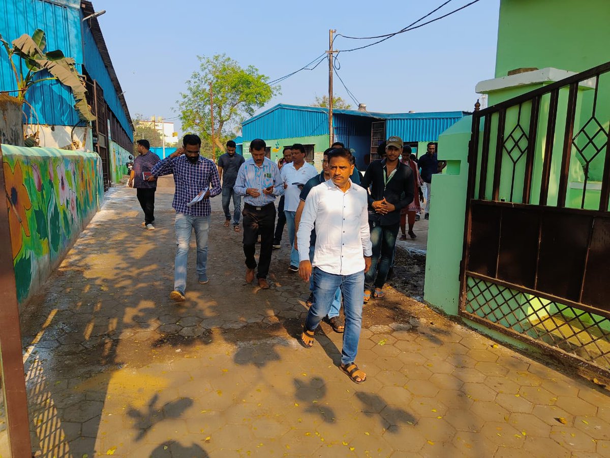 bmcbbsr's tweet image. BMC Commissioner along with Addl. Comm-III &amp;amp; Team BMC today visited Wealth Centres(MCC/MRF) at South East Zone to take stock of the #wasteprocessing at the centres. 
Unit-1, Mahinsakhala, Laxmisagar, Badagarh, Basuaghai, Lingaraj ROB were the centres visited.
#BhubaneswarFirst