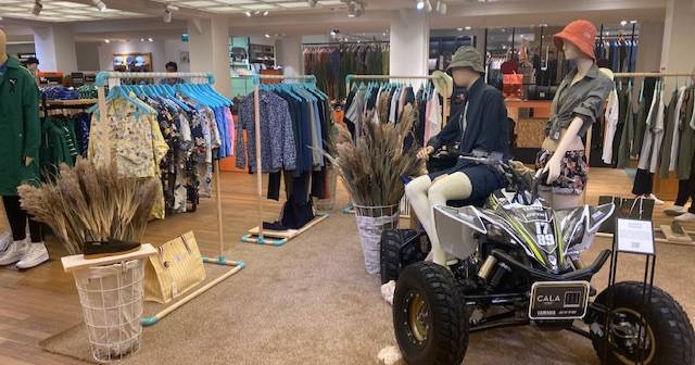 🏬  Les #boutiques de #mode ont elles encore un avenir ? Entre baisse de fréquentation des #magasins, changements des comportements des consommateurs et contexte marché...

bit.ly/3IlbvNS by <a href="/FashionUnitedFR/">FashionUnited France</a>

#SecteurTextile #Fashion #Store