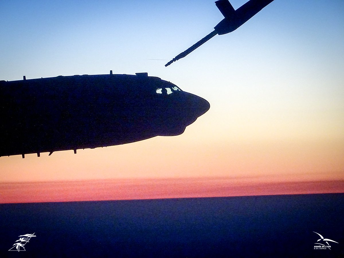 EscadronsChasse's tweet photo. Même les peu impressionnables chasseurs trouvent ce ballet formidable quand ils en sont témoins. Au cours d'une mission de protection HVA (High Value Asset), un pilote de #Mirage2000 du #GC1_2 a pris le temps (il en avait...) pour immortaliser cette scène dans le ciel de France. https://t.co/C1mOSa5Ti1