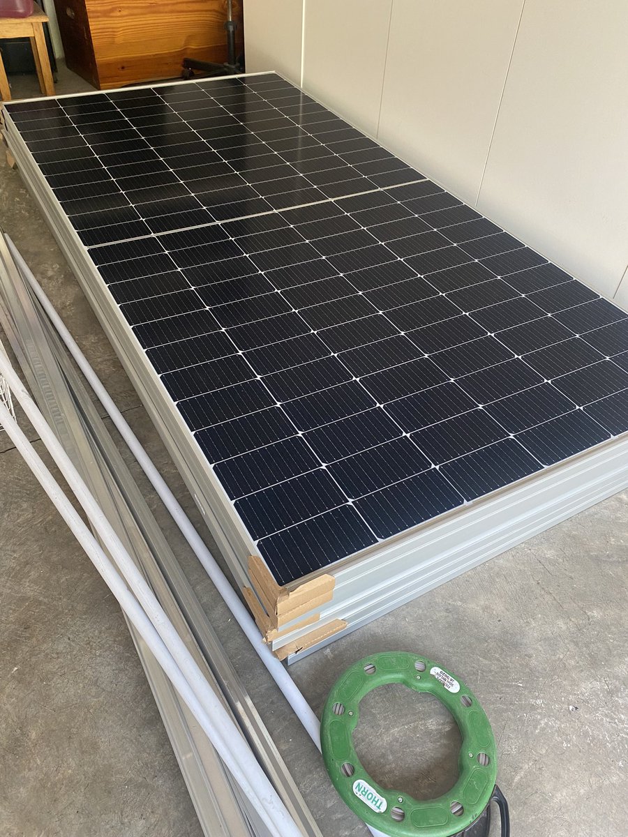 zamarcashton's tweet photo. New @SolanaEnergy installation about to commence
#GoingOffGrid https://t.co/e65fY1Rwhr