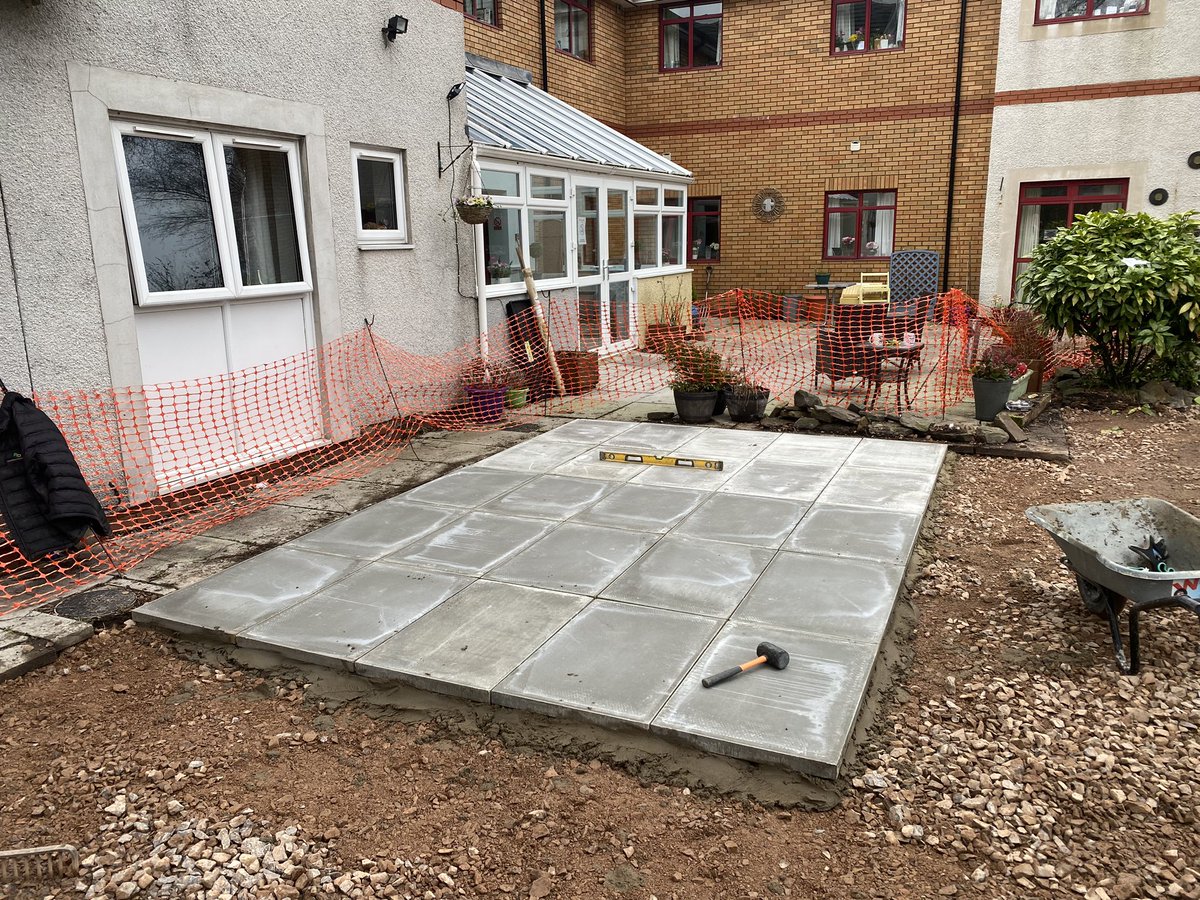 pureputtukltd's tweet photo. Home stretch now for the residents garden at @HarbourHCare Ty gwynno, more compacting and grading then we can get the 40mm artificial lawns laid https://t.co/jlbCCLkGBJ