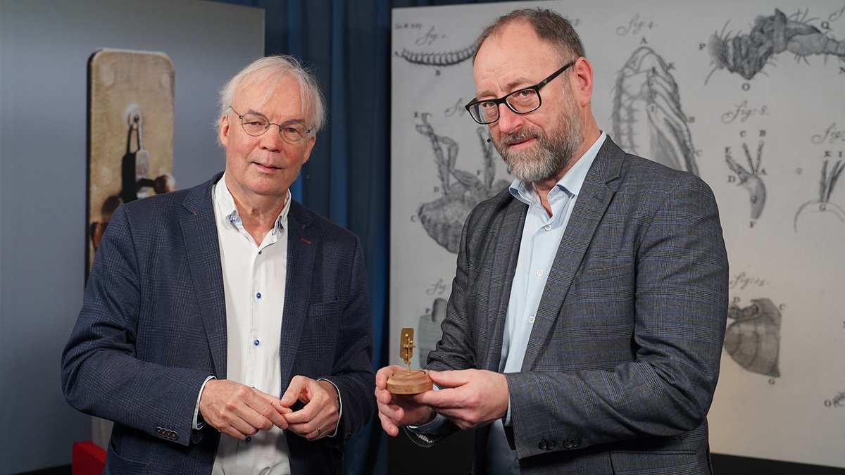 NIEUW! | Rode bloedlichaampjes, bacteriën, spermacellen en meer. Antoni van Leeuwenhoek zag wat niemand eerder had gezien.

Dirk van Delft (<a href="/dirk_delft/">Dirk van Delft</a>) vertelt in de nieuwste <a href="/ubleiden/">UBLeiden</a> Online #Boekensalon over zijn boek: 'Onzichtbaar leven':
➡️youtu.be/m_dTIHIYEVs