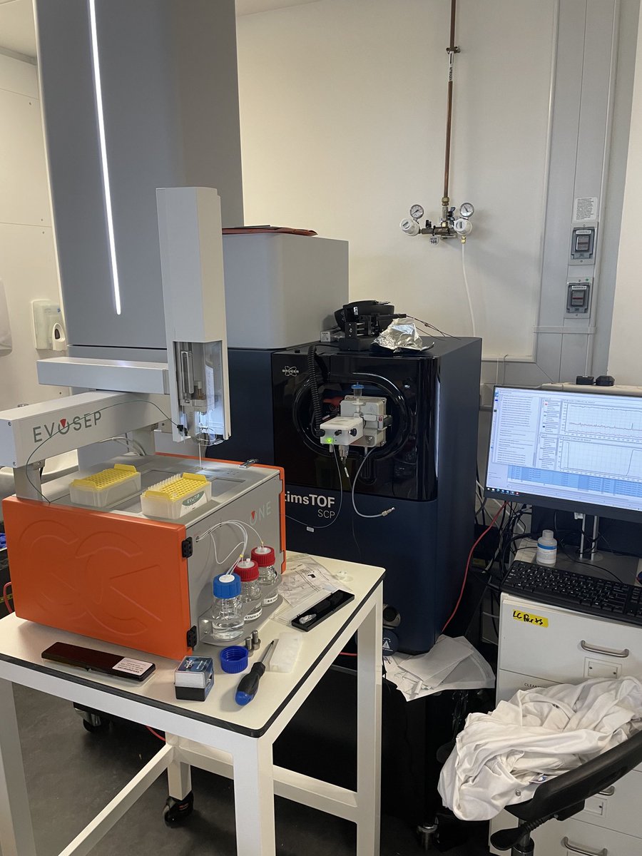 Our new #Bruker #TimsTOF SCP running its first lysate, carefully seperated by #Evosep…exciting !!!

#proteomics #lcmsms #teammasspec