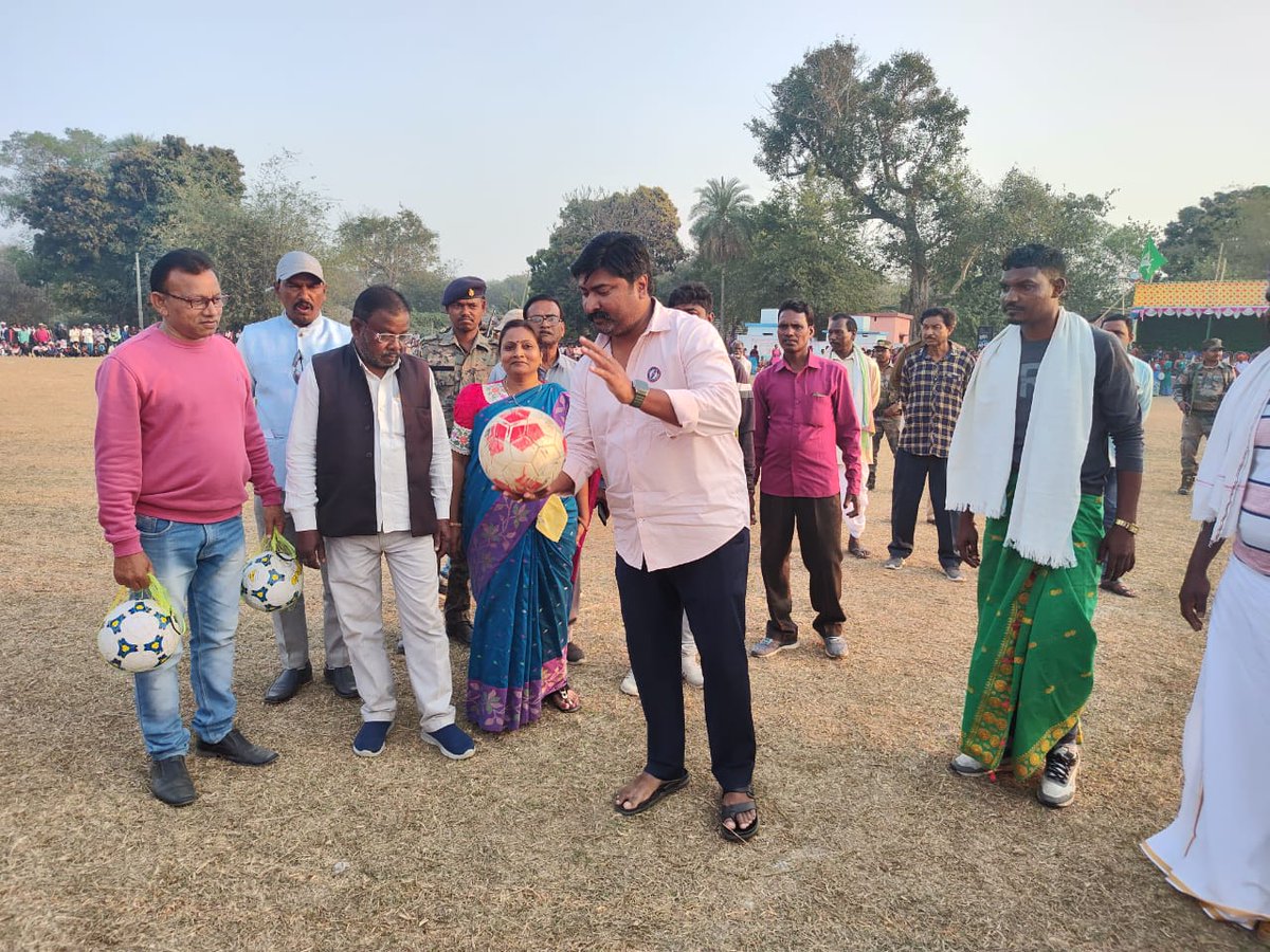 HansdakVijay's tweet photo. पाकुड़िया प्रखंड (पाकुड़ जिला) के डुमरसोल फुटबॉल मैदान में कल देर शाम जूनियर किसान क्लब द्वारा आयोजित तीन दिवसीय फुटबॉल प्रतियोगिता के फाइनल मैच का उद्घाटन किया। इस दौरान फुटबाल खेलने आए टीमों के खिलाड़ियों का उत्साहवर्द्धन किया। https://t.co/alqdCZhaaO