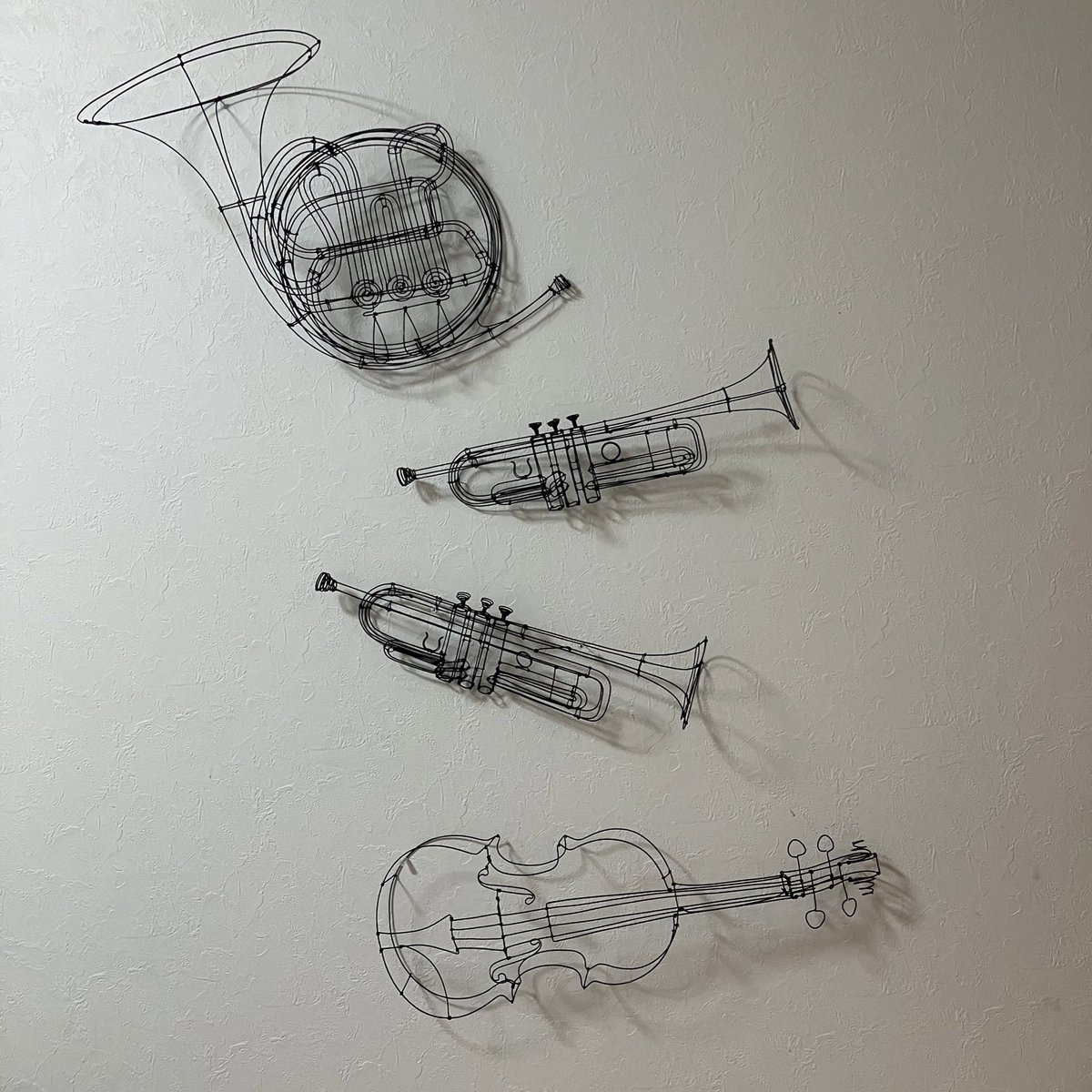 wireartfk1's tweet photo. 針金で実物サイズの楽器作りました。
押しピンで壁に飾ると映えます https://t.co/EaxCoALnI8