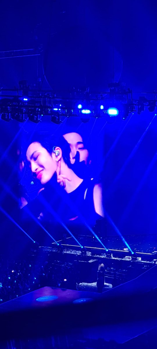nomnommies's tweet photo. #ATEEZinLondon #ATEEZWORLDTOUR2023 was so crazy last night 🤯... here's some pics for you to enjoy 🧡 https://t.co/F4JH73XoWB