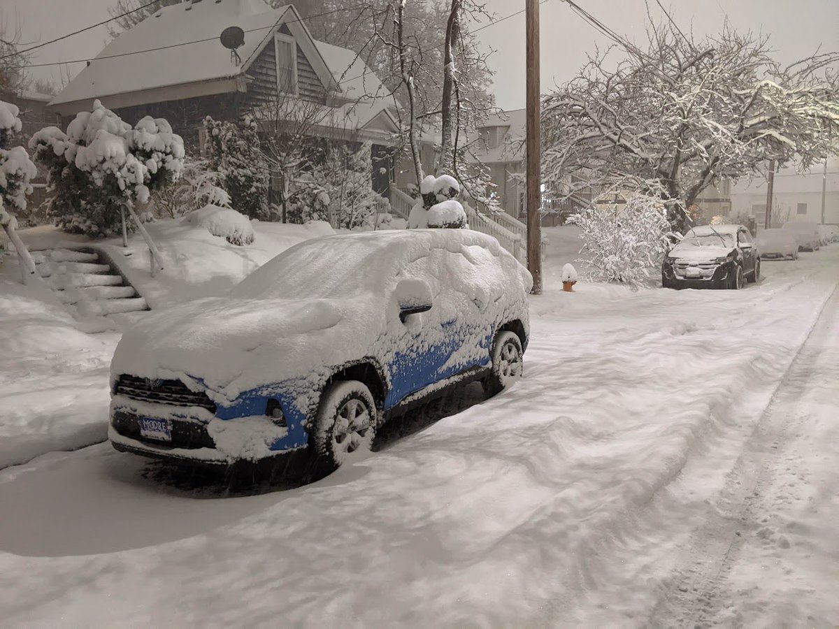 WeatherPhillips's tweet image. 6" in inner North Portland! Forecast models had  10% chance of Portland seeing an inch or greater today. Culprit was a strengthening low that stalled off the coast, spreading moisture inland and funneling frigid air from Inland NW into I-5 corridor. #pdxsnow #pdxtst #pdxtraffic