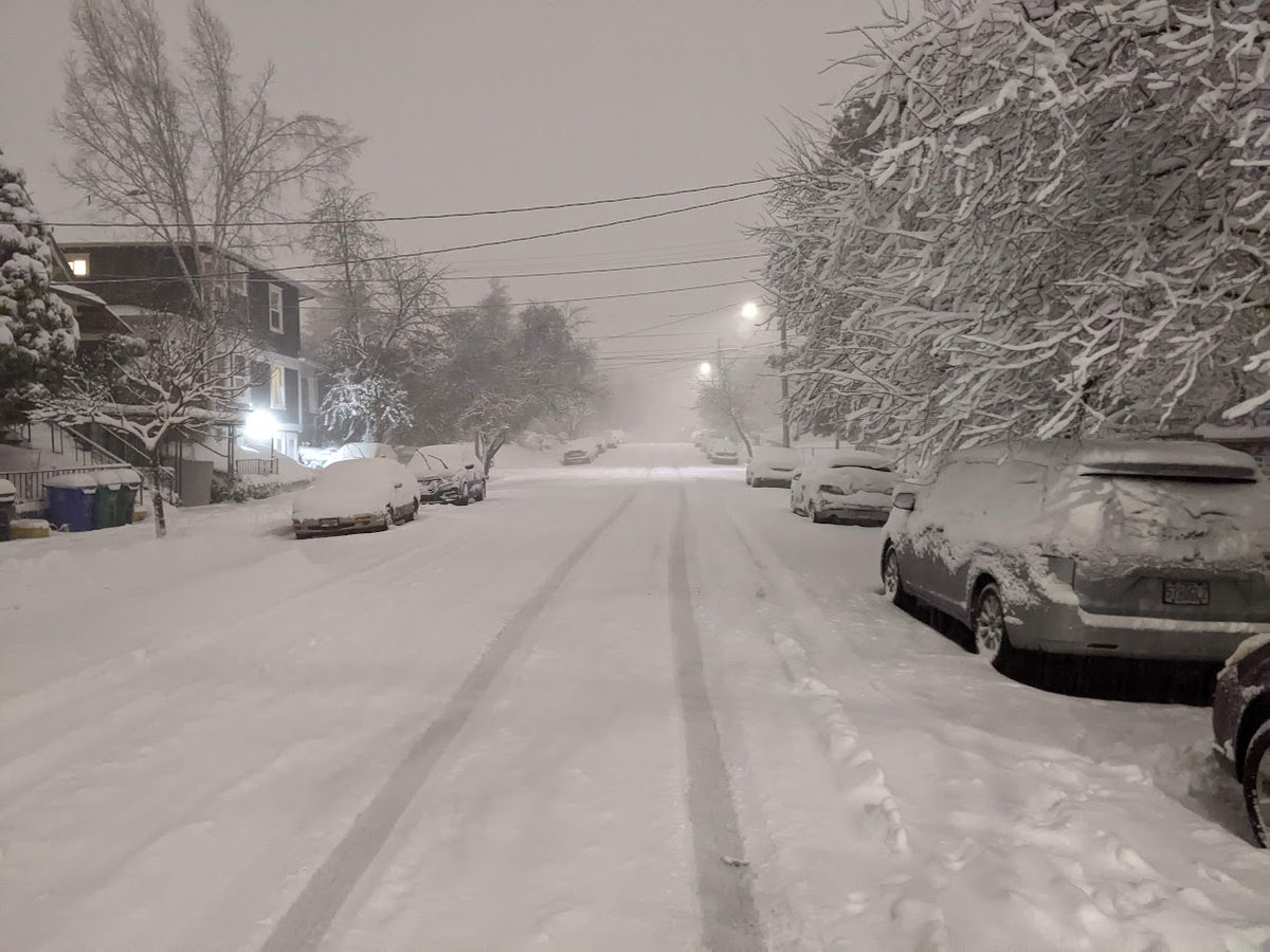 WeatherPhillips's tweet image. 6" in inner North Portland! Forecast models had  10% chance of Portland seeing an inch or greater today. Culprit was a strengthening low that stalled off the coast, spreading moisture inland and funneling frigid air from Inland NW into I-5 corridor. #pdxsnow #pdxtst #pdxtraffic