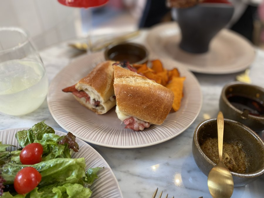 FoodandTravelMX's tweet photo. En #Amand encontrarás una amplia variedad de sándwiches, desde los clásicos hasta los más creativos. No te pierdas su versión del french dip au jus, con jugosa carne y una deliciosa salsa que seguramente amarás. Cheque promedio: $200 MXN. https://t.co/iTiDTuCtSh