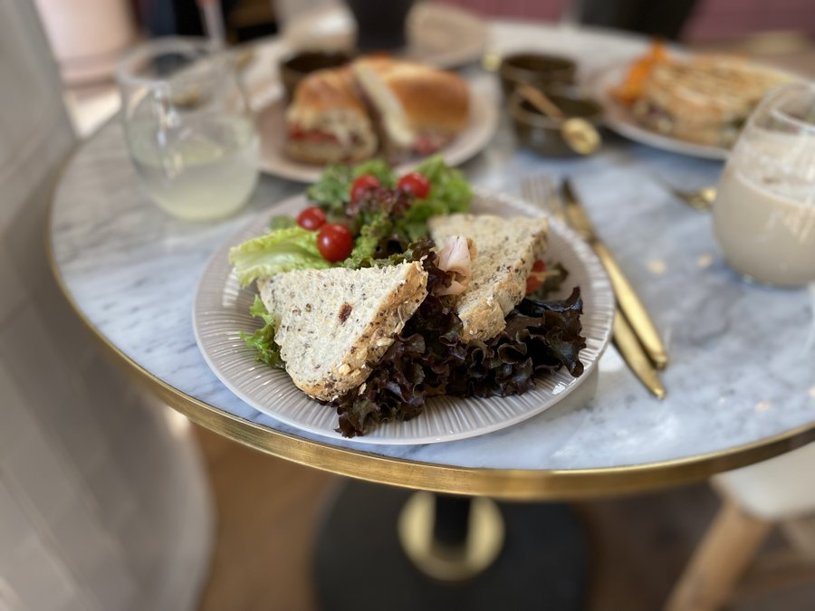 FoodandTravelMX's tweet photo. En #Amand encontrarás una amplia variedad de sándwiches, desde los clásicos hasta los más creativos. No te pierdas su versión del french dip au jus, con jugosa carne y una deliciosa salsa que seguramente amarás. Cheque promedio: $200 MXN. https://t.co/iTiDTuCtSh