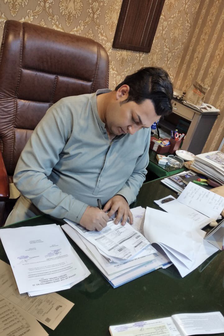 This is such an exciting moment for me.. to be finally signing off on some major development work in N. Nazamabad. 

#hazimbangwar #achazimbangwar #assistantcommissioner #governmentofficer #forthepeople #developmentwork #northnazamabad