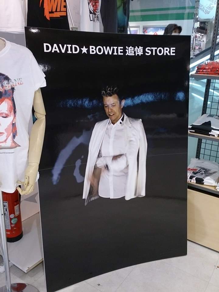 7年前の今日は池袋PARCOでやっていた追悼特設コーナーに足を運んでいました。
#DavidBowieForever