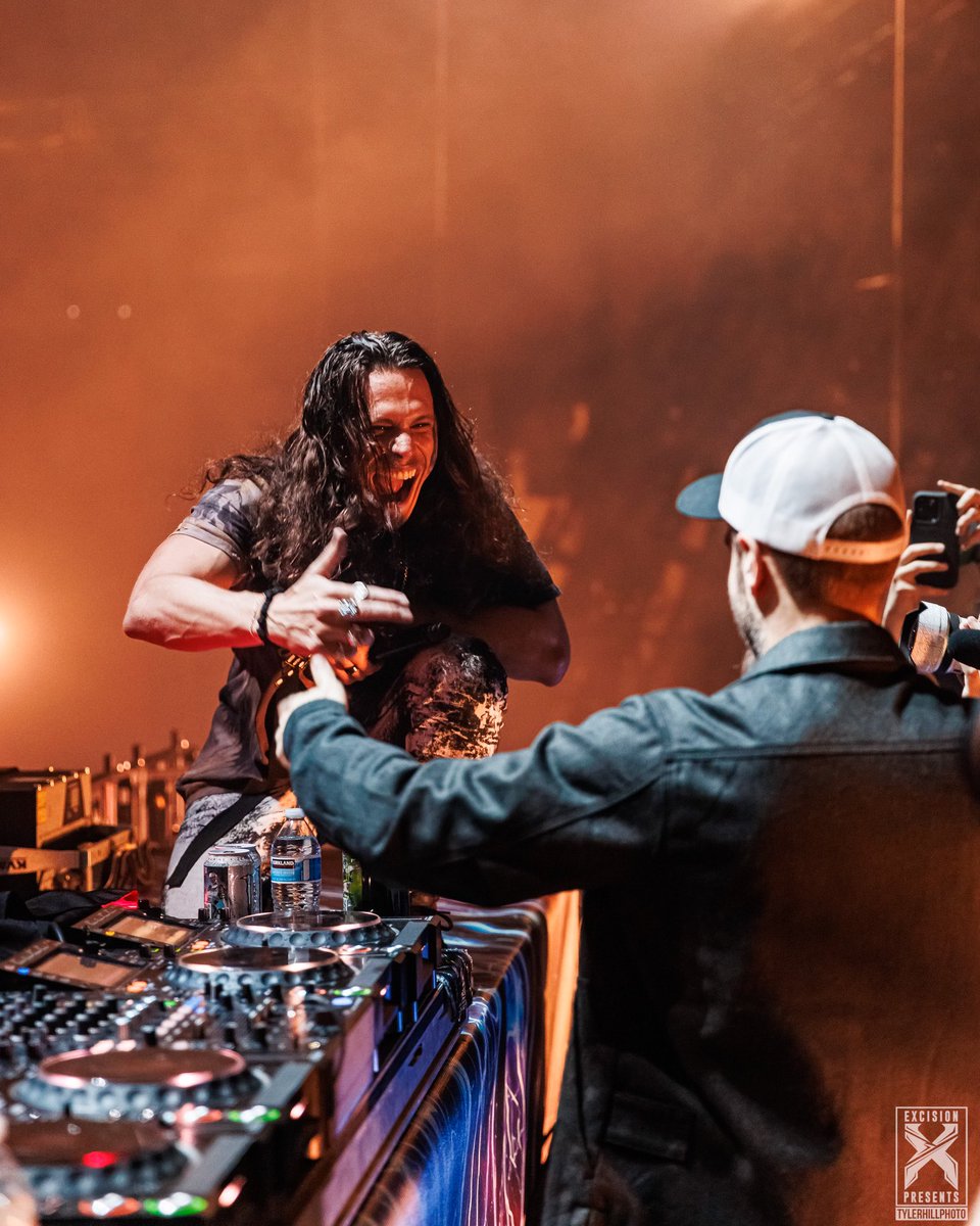 SullivanKing's tweet photo. One of my absolute favorite songs I’ve been a part of and definitely one of my favorites off “thrones of blood” is finally out💙

GO LISTEN TO “FALL APART” WITH MY DUDE @Excision!! https://t.co/m0TZvPNeZu