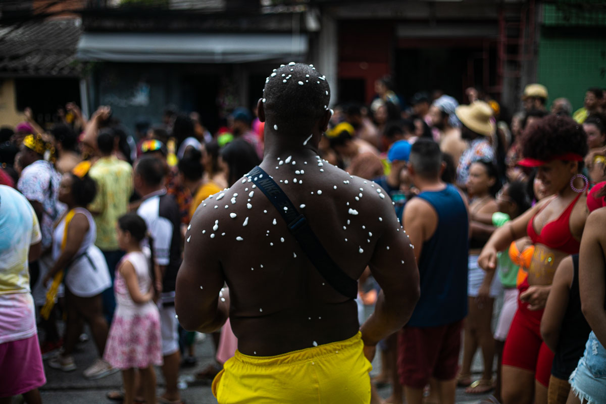 A estética do carnaval de rua em SP não é somente aquela dos corpos brancos desfilando entre arranha céus e grandes avenidas. Fotografia realizada em fev/2023 no cortejo do Bloco Afro É Di Santo, periferia de SP. #Carnaval #Carnaval2023 #BlocosDeCarnaval