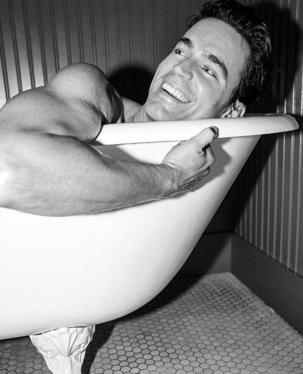 DarksnessFall's tweet image. ❝ That’s when my eyes, like objects crossing over the event horizon of a black hole.❞

                  ➔  #FreeRol