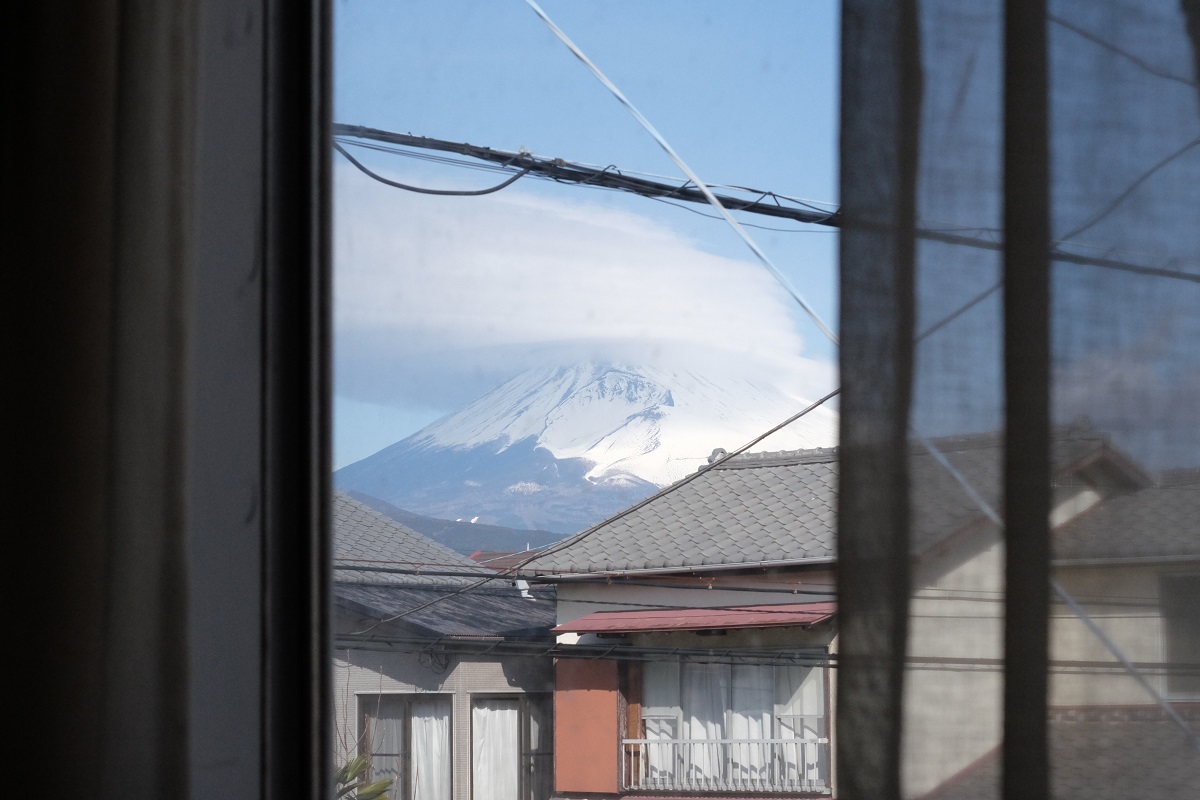 MANUALgraphの窓から見えた今日の富士山。
「傘が飛ばされるーっ！！！」