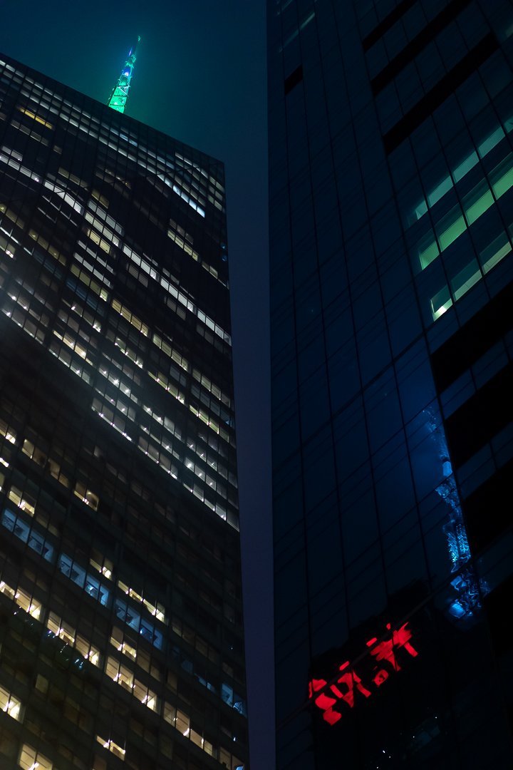 The H&M building in Manhattan.

#nycphotographer #reflection #nyc #photography