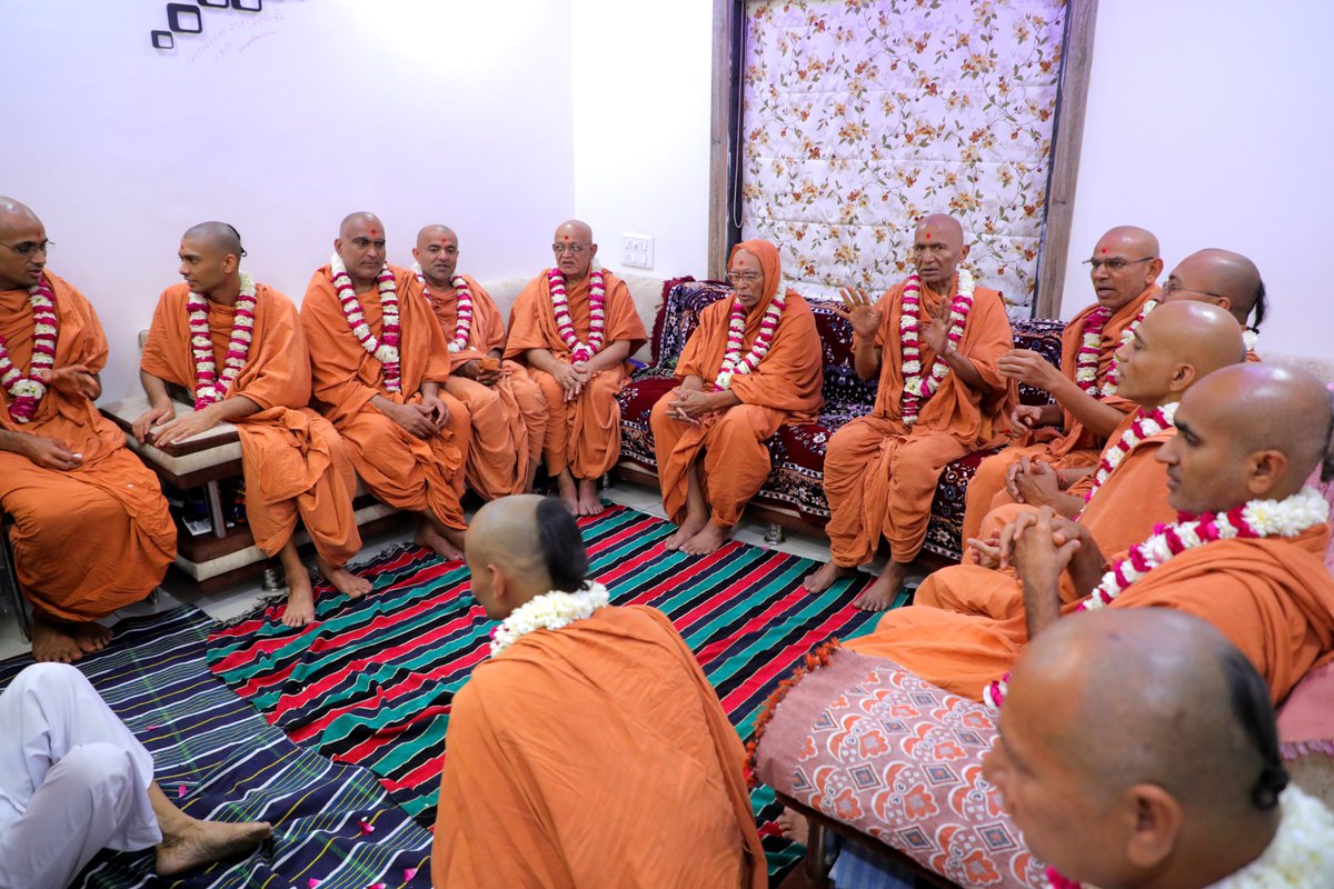 rajkotgurukul's tweet image. પરમ ભક્ત ભરતભાઈ બારસીયાના નિવાસ સ્થાને ઠાકોરજી અને પૂ. ગુરુમહારાજની પધરામણી અને થાળ.
.
View More Photos : bit.ly/3In2L9T
.
#swaminarayan #thal #rajkotgurukul #spiritual #padharamani #home #thakorji #mahantswami #explore #gurumaharaj #devotees #devotional