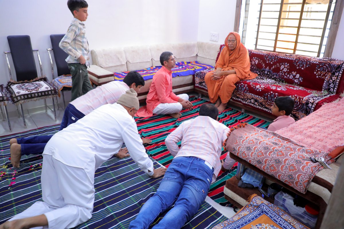 rajkotgurukul's tweet image. પરમ ભક્ત ભરતભાઈ બારસીયાના નિવાસ સ્થાને ઠાકોરજી અને પૂ. ગુરુમહારાજની પધરામણી અને થાળ.
.
View More Photos : bit.ly/3In2L9T
.
#swaminarayan #thal #rajkotgurukul #spiritual #padharamani #home #thakorji #mahantswami #explore #gurumaharaj #devotees #devotional