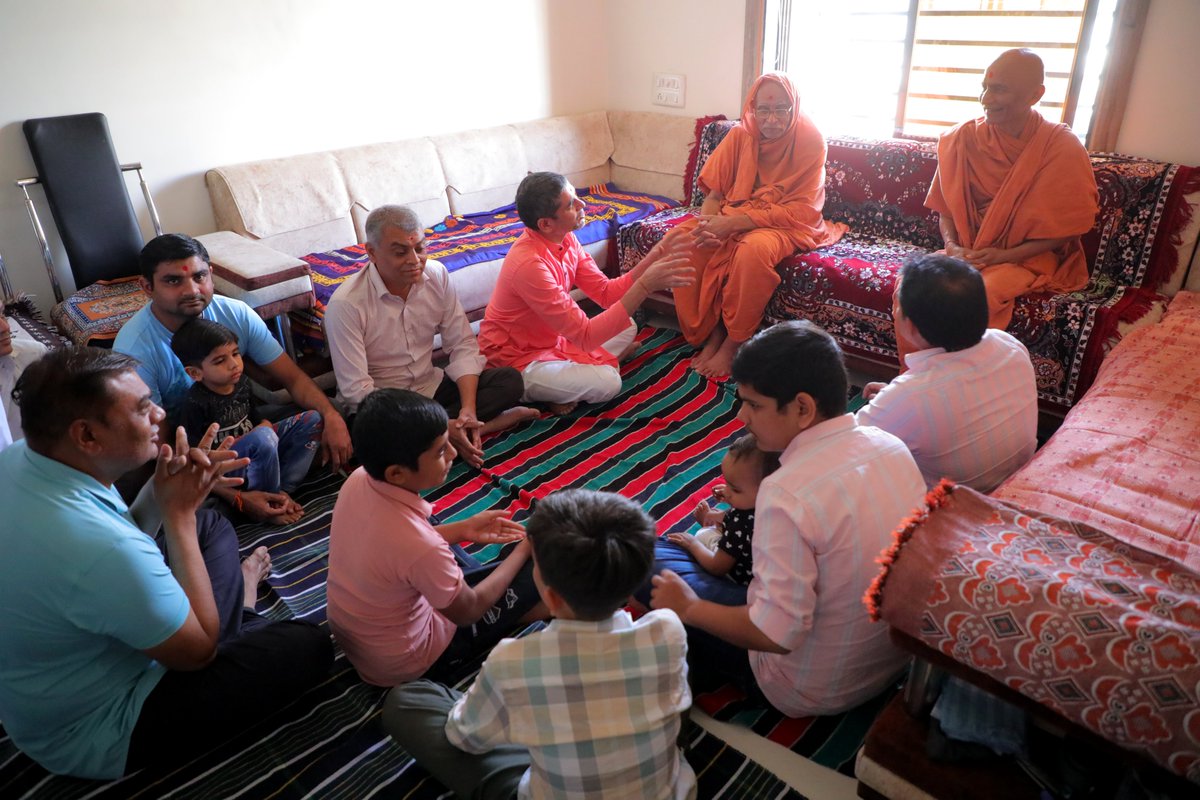 rajkotgurukul's tweet image. પરમ ભક્ત ભરતભાઈ બારસીયાના નિવાસ સ્થાને ઠાકોરજી અને પૂ. ગુરુમહારાજની પધરામણી અને થાળ.
.
View More Photos : bit.ly/3In2L9T
.
#swaminarayan #thal #rajkotgurukul #spiritual #padharamani #home #thakorji #mahantswami #explore #gurumaharaj #devotees #devotional