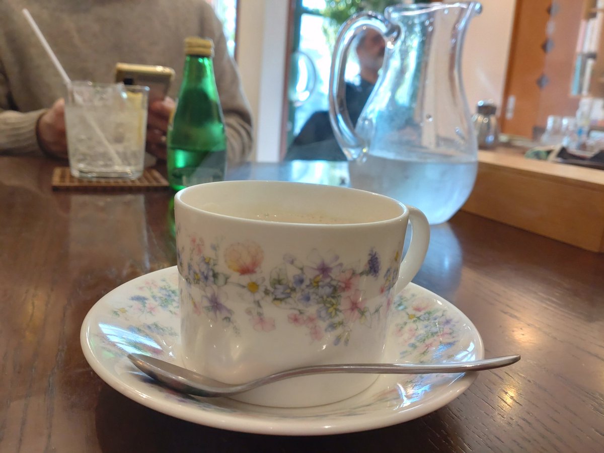 hii_mama's tweet photo. 今日のお昼は、最寄り駅どこですか?の赤羽西にある【VertVert】へ。大人の生姜焼き、最高!お箸で食べられる程、柔らかいの(. ❛ ᴗ ❛.)お野菜もたくさん!銀ちゃんはビーフカレー! #赤羽 #赤羽西 #赤羽グルメ #VertVert #栄養士カフェ https://t.co/bdSBcZLwkg